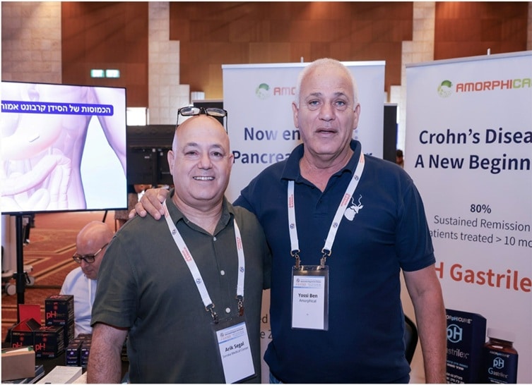יוסי בן מנכ"ל ומייסד אמורפיקל (מימין) יחד עם ד"ר אריק סגל (משמאל) בכנס השנתי של האיגוד הישראלי לגסטרואנטרולוגיה ולמחלות כבד לשנת 2025
